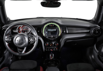 Подержанный автомобиль MINI Hatch 2018 года (13 фото)