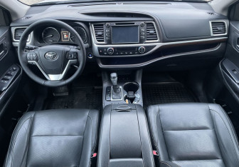 Подержанный автомобиль Toyota Highlander 2014 года (10 фото)