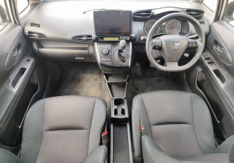Подержанный автомобиль Toyota Wish Minivan 2015 года (10 фото)