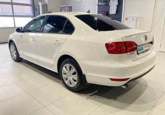 Подержанный автомобиль Volkswagen Jetta Sedan 2014 года (6 фото)