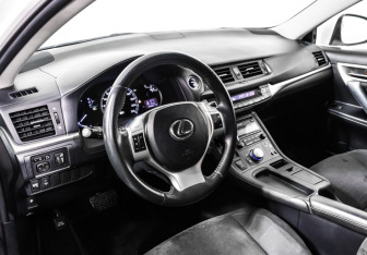 Подержанный автомобиль Lexus CT 2013 года (12 фото)