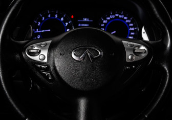Подержанный автомобиль Infiniti QX70 2014 года (21 фото)