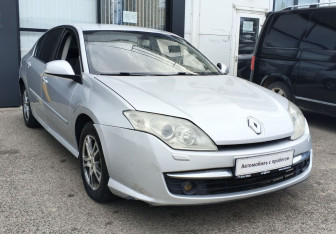 Подержанный автомобиль Renault Laguna Liftback 2008 года (3 фото)