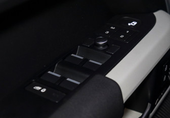 Подержанный автомобиль Land Rover Defender Suv 2020 года (16 фото)