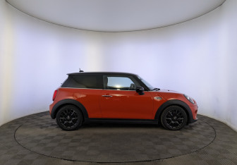 Подержанный автомобиль MINI Hatch 2019 года (4 фото)