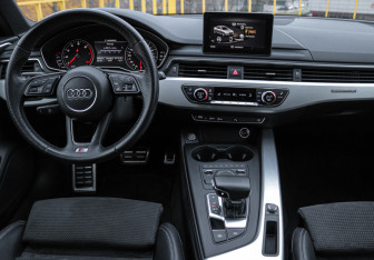 Подержанный автомобиль Audi A4 Sedan 2019 года (10 фото)