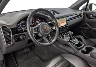 Подержанный автомобиль Porsche Cayenne 2020 года (15 фото)