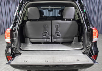 Подержанный автомобиль Toyota Land Cruiser Suv 2008 года (10 фото)