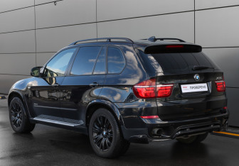 Подержанный автомобиль BMW X5 2011 года (7 фото)