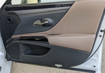 Подержанный автомобиль Lexus ES 2023 года (13 фото)