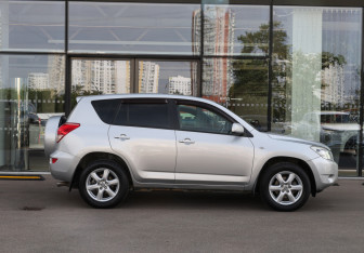Подержанный автомобиль Toyota RAV4 2006 года (4 фото)