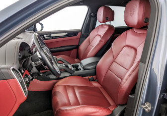 Подержанный автомобиль Porsche Cayenne 2018 года (20 фото)