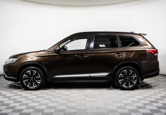 Подержанный автомобиль Mitsubishi Outlander 2021 года (8 фото)