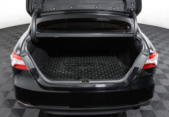 Подержанный автомобиль Toyota Camry Sedan 2019 года (10 фото)