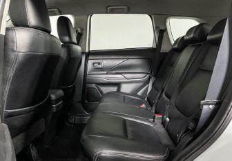 Подержанный автомобиль Mitsubishi Outlander 2014 года (10 фото)