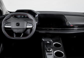 Подержанный автомобиль Changan UNI-S 2024 года (12 фото)