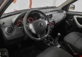 Подержанный автомобиль Nissan Terrano 2014 года (7 фото)