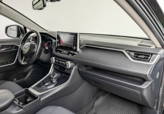 Подержанный автомобиль Toyota RAV4 2021 года (11 фото)