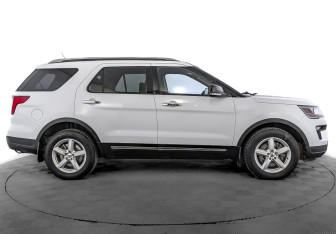 Подержанный автомобиль Ford Explorer 2018 года (4 фото)