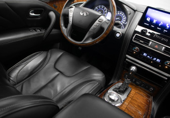 Подержанный автомобиль Infiniti QX80 2017 года (19 фото)