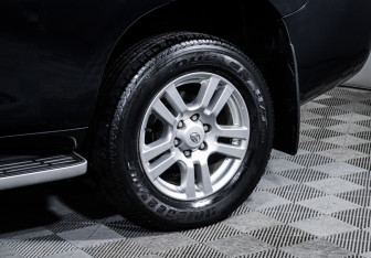 Подержанный автомобиль Toyota Land Cruiser Prado 2012 года (15 фото)