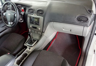 Подержанный автомобиль Ford Focus Hatchback 2010 года (11 фото)