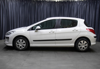 Подержанный автомобиль Peugeot 308 Hatchback 2010 года (8 фото)