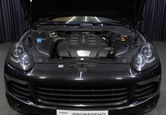 Подержанный автомобиль Porsche Cayenne 2014 года (9 фото)