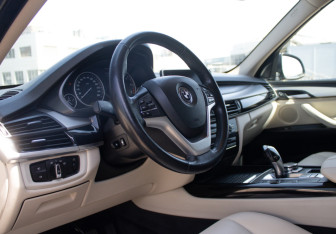 Подержанный автомобиль BMW X5 2015 года (9 фото)