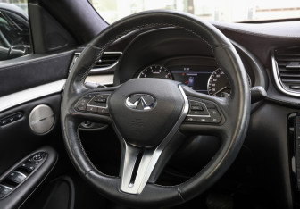 Подержанный автомобиль Infiniti QX50 2018 года (17 фото)
