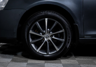 Подержанный автомобиль Volkswagen Jetta Sedan 2010 года (15 фото)