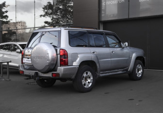 Подержанный автомобиль Nissan Patrol 2005 года (10 фото)