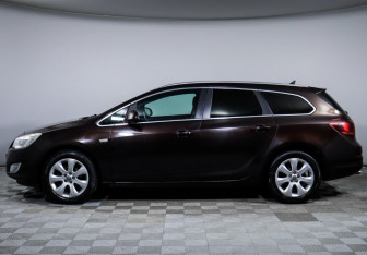Подержанный автомобиль Opel Astra Wagon 2012 года (8 фото)