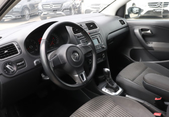 Подержанный автомобиль Volkswagen Polo Sedan 2012 года (13 фото)
