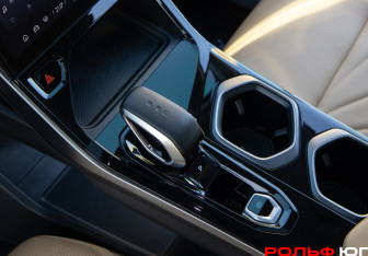 Подержанный автомобиль Geely Atlas 2024 года (16 фото)