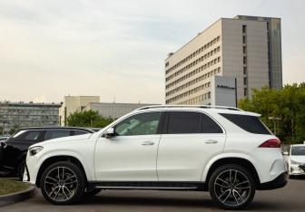 Подержанный автомобиль Mercedes-Benz GLE 2024 года (6 фото)