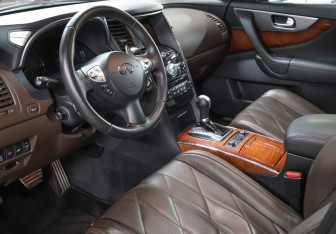 Подержанный автомобиль Infiniti FX 2012 года (15 фото)