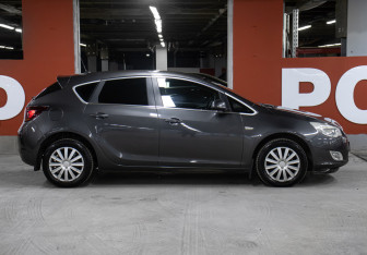 Подержанный автомобиль Opel Astra Hatchback 2011 года (4 фото)