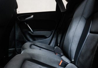 Подержанный автомобиль Audi A1 2012 года (12 фото)