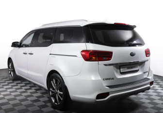 Подержанный автомобиль Kia Carnival 2018 года (7 фото)