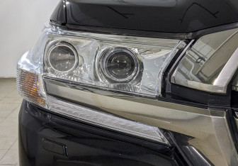 Подержанный автомобиль Toyota Land Cruiser Suv 2015 года (11 фото)