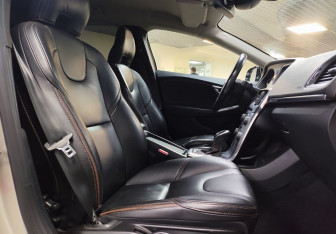 Подержанный автомобиль Volvo V40 Cross Country 2017 года (13 фото)