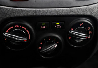 Подержанный автомобиль Kia Rio Sedan 2010 года (14 фото)