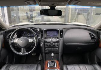Подержанный автомобиль Infiniti QX70 2016 года (12 фото)