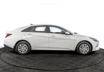 Подержанный автомобиль Hyundai Elantra Sedan 2022 года (4 фото)