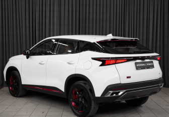 Подержанный автомобиль Omoda C5 2023 года (7 фото)