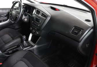 Подержанный автомобиль Kia Ceed Hatchback 2015 года (10 фото)