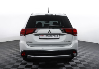 Подержанный автомобиль Mitsubishi Outlander 2015 года (6 фото)