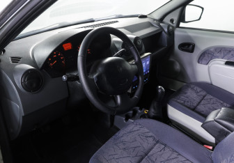 Подержанный автомобиль Renault Logan Sedan 2006 года (13 фото)