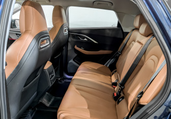 Подержанный автомобиль Omoda C5 2023 года (12 фото)
